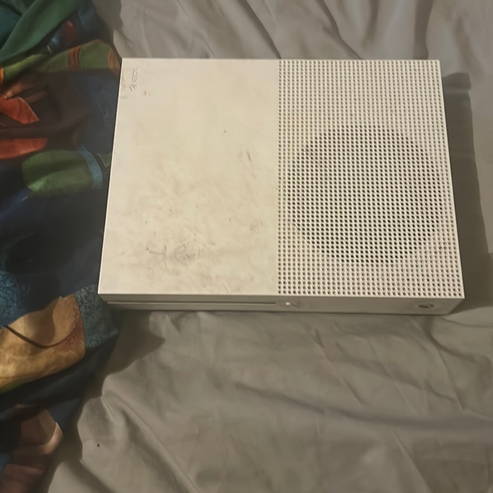 Xbox one for sale has all cords and one controller